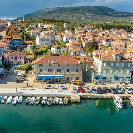 Apartment In Near The Cres