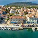 Apartament In Near The Cres